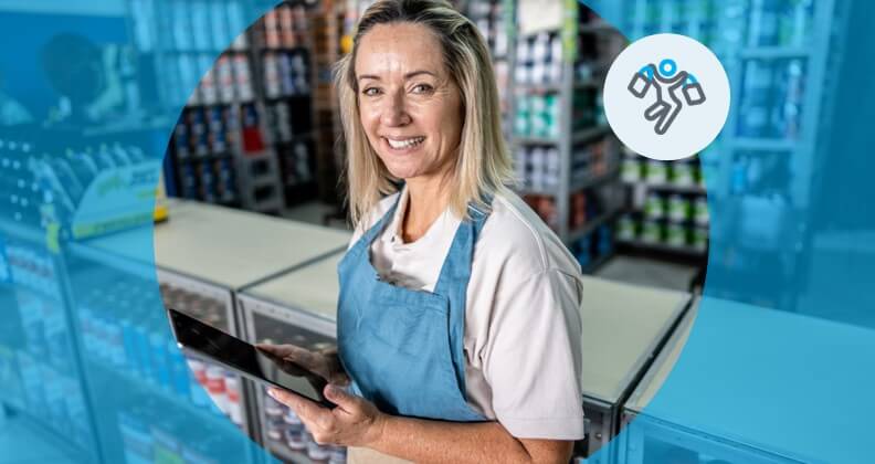 Empreendedora de loja de bebidas lê dicas de como vender mais na Black Friday em seu tablet.