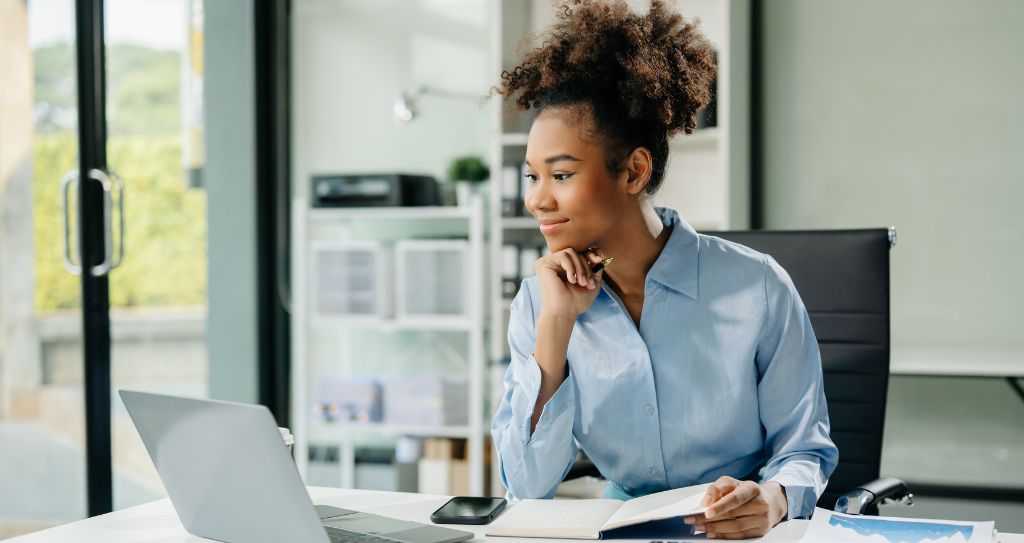 Mulher trabalhando após saber como ser uma empreendedora.