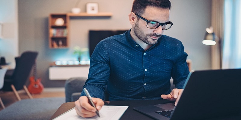 Empreendedor usando notebook para localizar seu número de estabelecimento e simplificar a gestão de caixa do seu negócio com a Cielo.