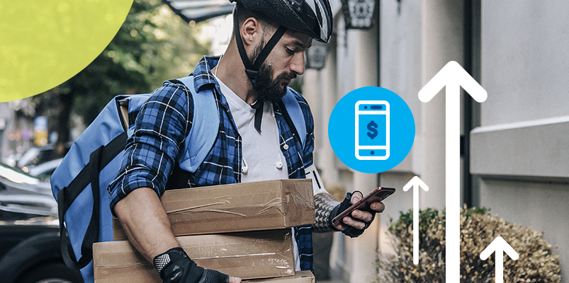 Entregador de aplicativo de delivey com bag azul olha para o celular ao conferir endereço de entrega.