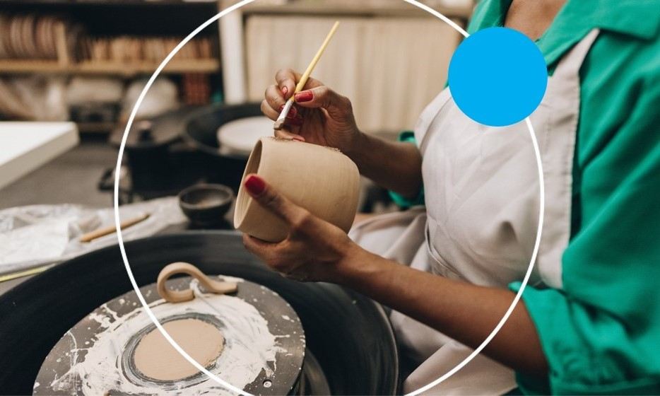 Mãos femininas confeccionando um vaso de cerâmica para ganhar dinheiro com artesanato.
