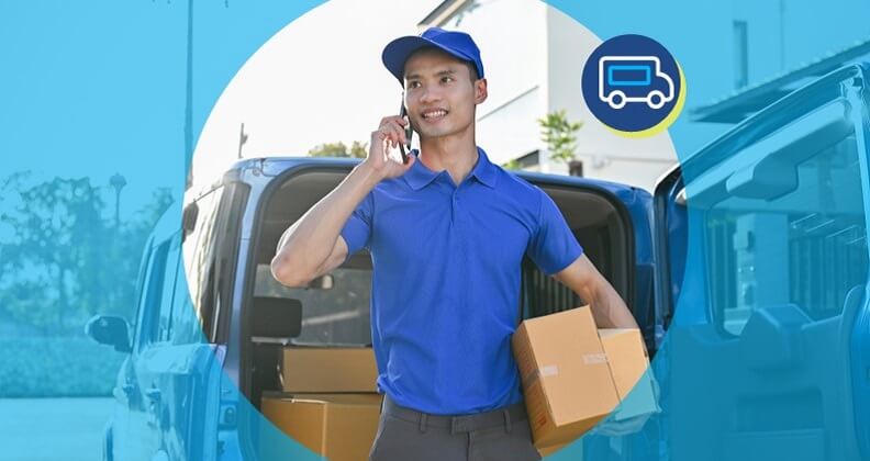 Entregador de delivery de camisa e boné azul fazendo ligação pelo celular.