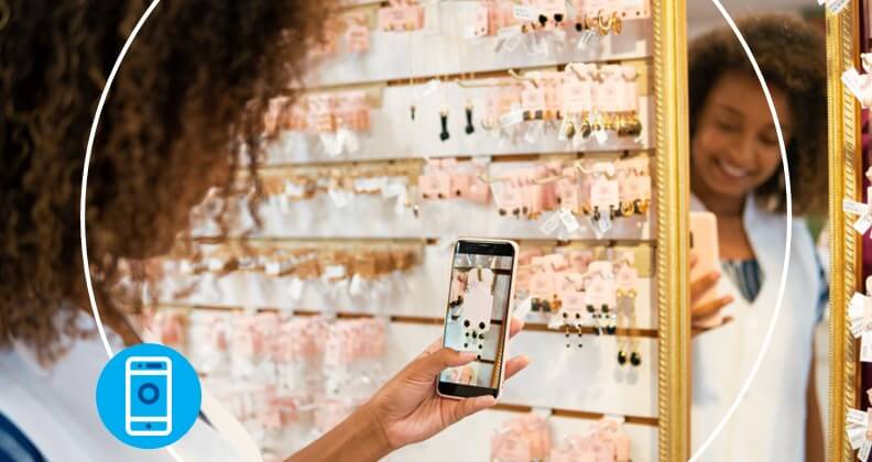 Empreendedora negra tira foto de si mesma no espelho para divulgar semijoias no Instagram.