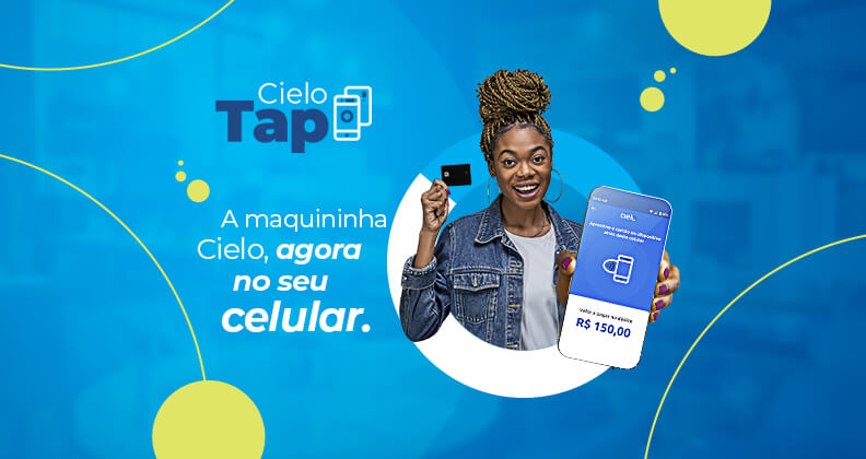 Empreendedora negra segura celular com CIelo Tap em uma mão e cartão para fazer pagamento por aproximação em outra.