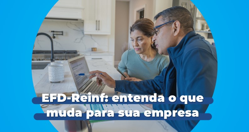Duas pessoas analisam informações em um notebook enquanto discutem documentos, com o título ‘EFD-Reinf: entenda o que muda para sua empresa’ em destaque sobre a imagem.
