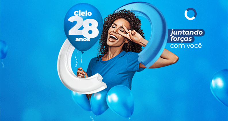 Mulher de camisa azul sorridente envolta em balões, um deles está escrito: Cielo 28 anos.