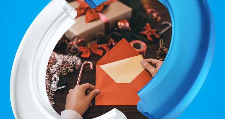 Cliente recebendo frases curtas de Natal em um envelope vermelho, no fundo é possível visualizar algumas decorações da data comemorativa