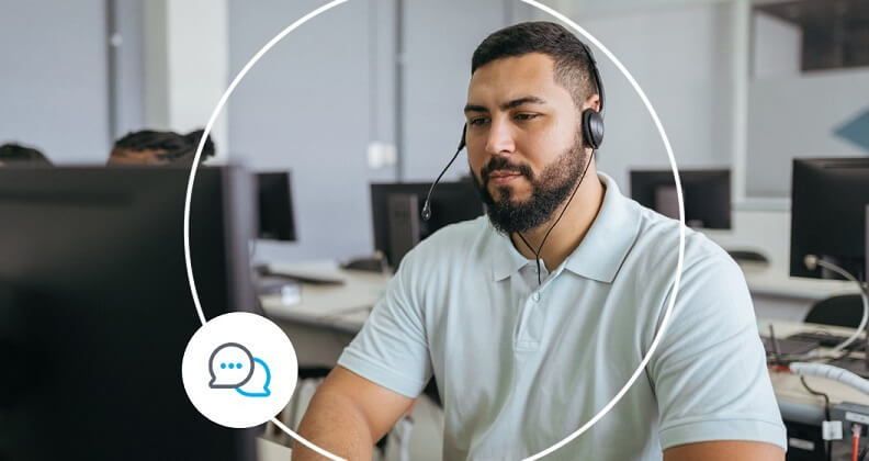 Homem atendente em frente ao computador verificando os indicadores de atendimento ao cliente