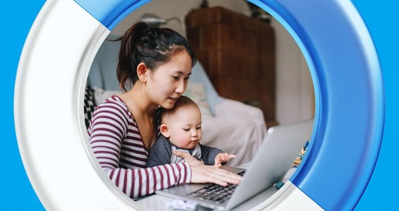 Mãe com seu filho no colo olhando para a tela do computador vendo mensagens de Dia das Mães para clientes