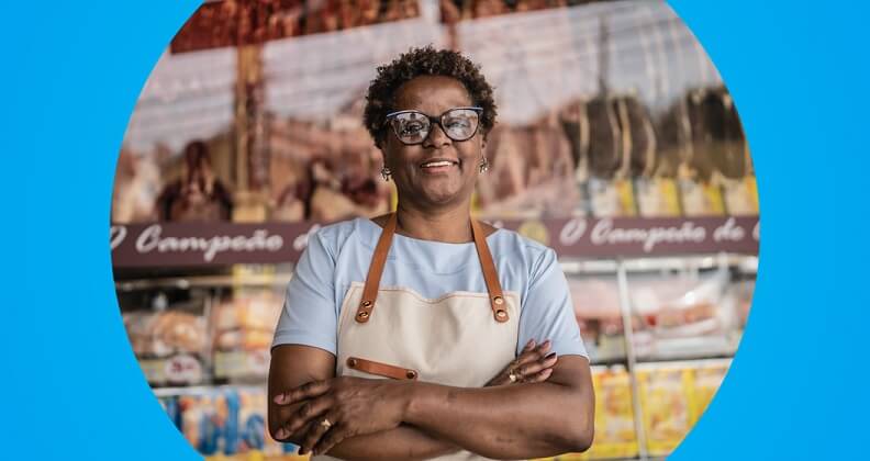 Mulher negra empreendedora de um comércio varejista de produtos alimentícios em geral, atividade permitida no Simples Nacional