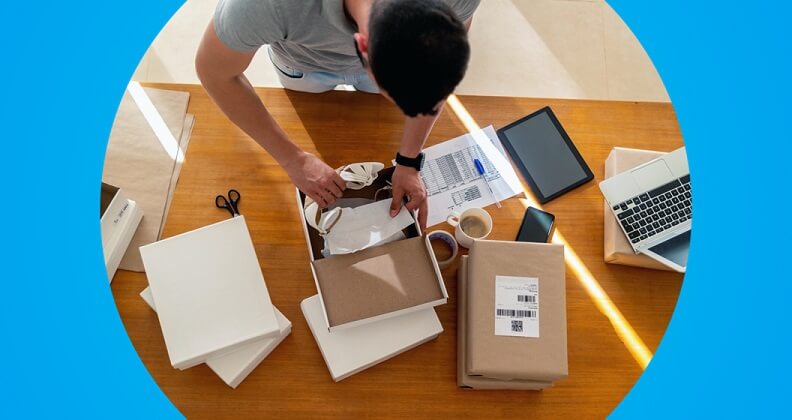 Empreendedor empacotando encomendas dos seus produtos que tem valor agregado