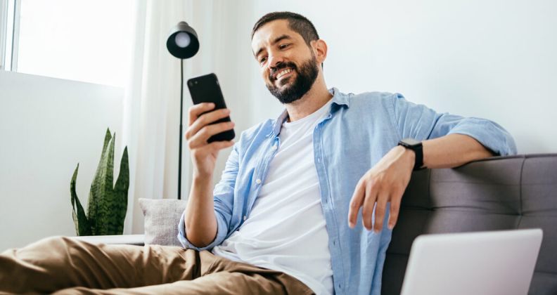 Profissional usando o celular para saber mais sobre auditoria fiscal