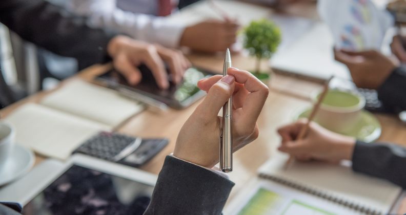 Profissionais fazendo análises para redução de custos