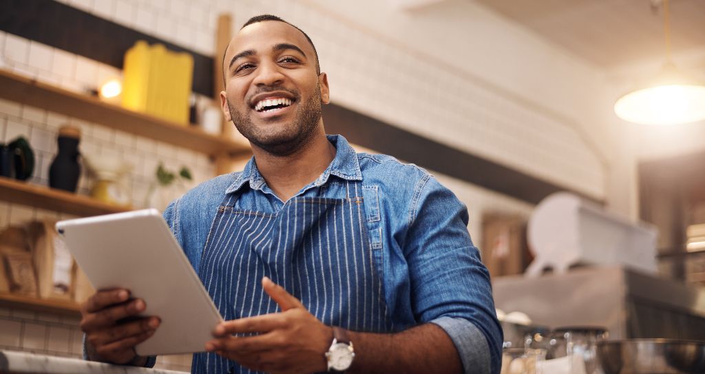 Dono de negócio local planeja promoções e soluções de pagamento para a Black Friday.