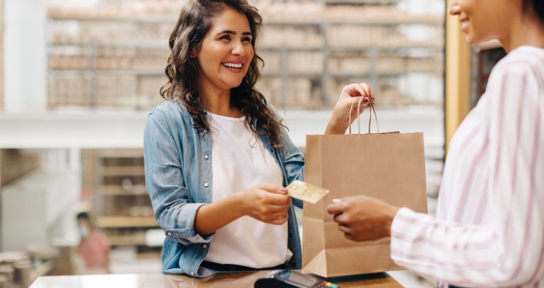 Empreendedor praticando ações para fidelizar clientes