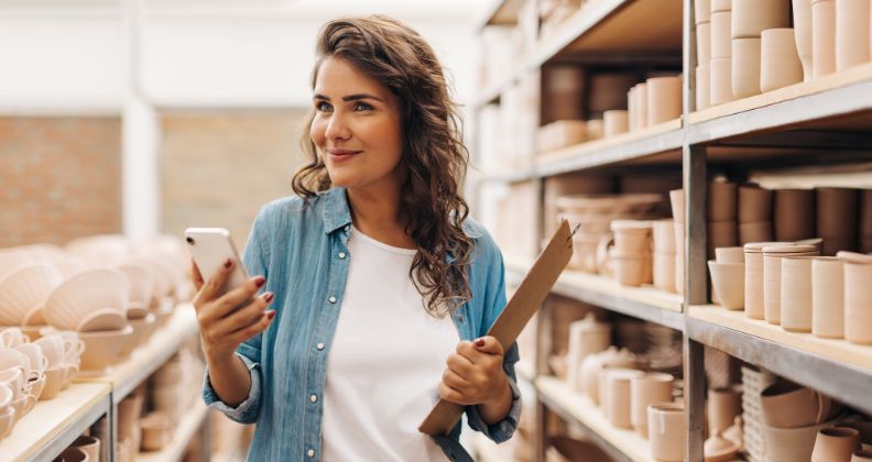 Empreendedora analisando o que é capital de giro