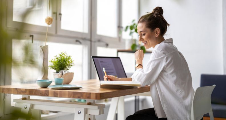 Empreendedora fazendo o controle do planejamento estratégico