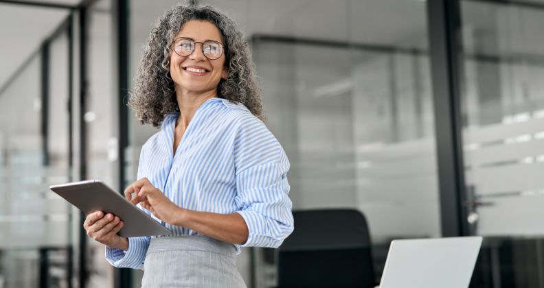 Empreendedora com o planejamento financeiro empresarial na mão