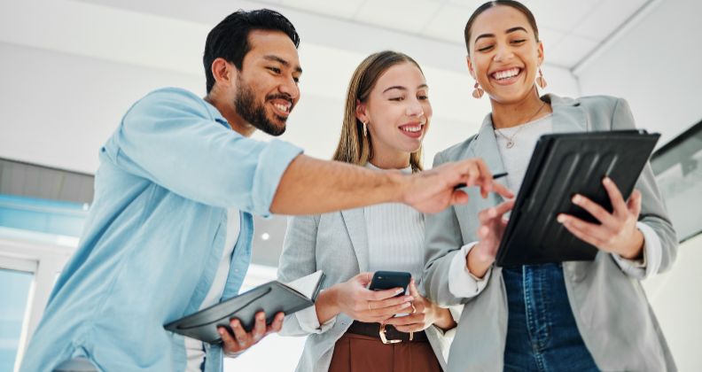 Empresário criando um bom relacionamento com o cliente