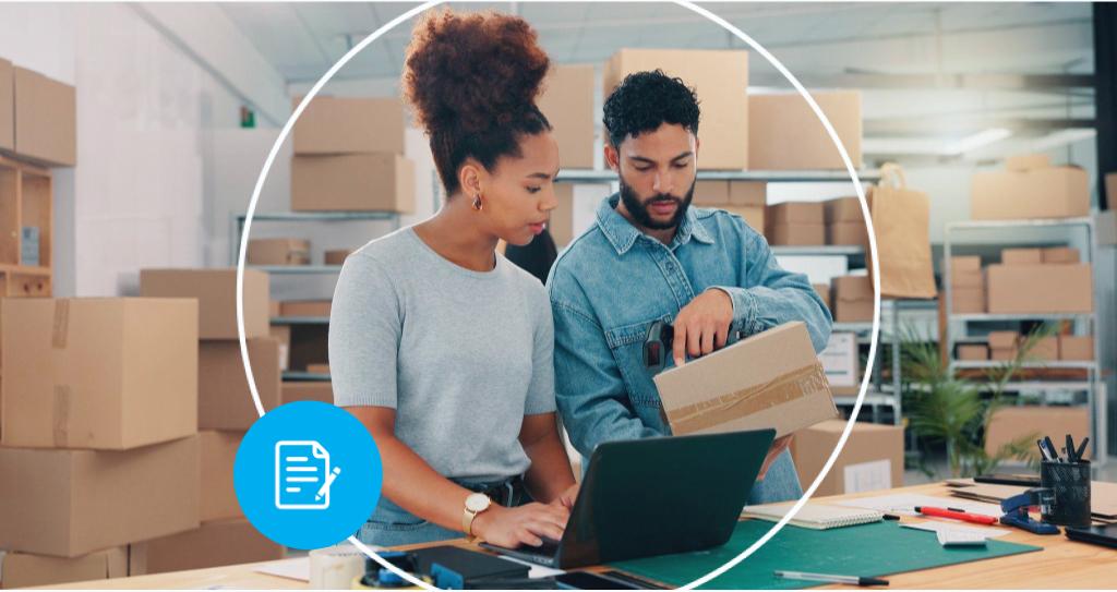 Empreendedores organizando pedidos em um pequeno negócio, representando o público que busca entender a diferença entre MEI e ME para estruturar melhor sua empresa.