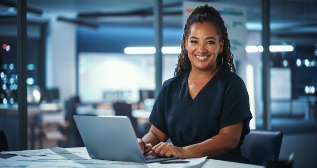 Empresária analisando estratégias de pagamento recorrente em seu notebook em um escritório moderno.