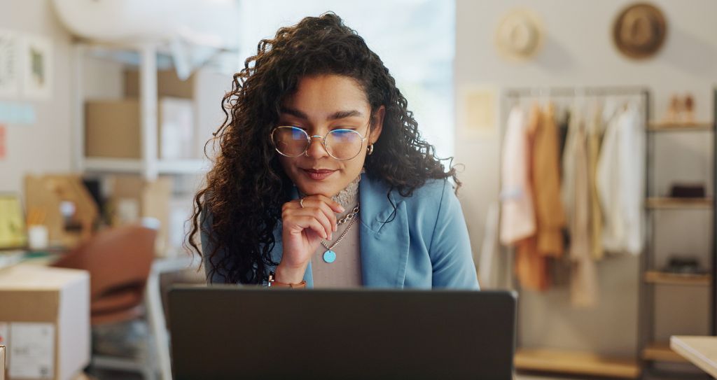 Empreendedora ajusta estratégias digitais para e-commerce com foco na Black Friday.