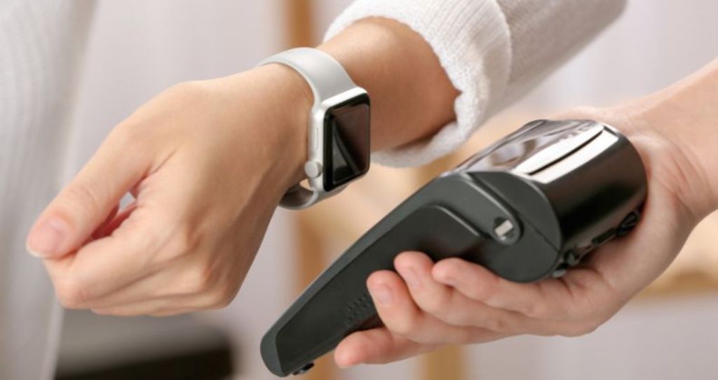 Consumidor usa tecnologia de pagamento por aproximação com relógio inteligente (smartwatch) durante a Black Friday.