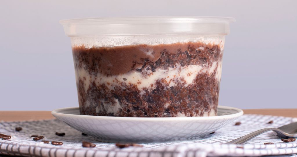 Sobremesa de bolo no pote com camadas de chocolate e creme, uma das opções favoritas entre os doces para vender no delivery.