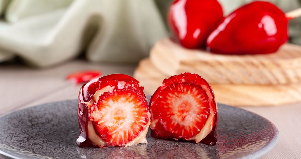 Morangos do amor recheados com brigadeiro branco e cobertos com açúcar cristalizado — tendência entre os doces para vender em 2025.