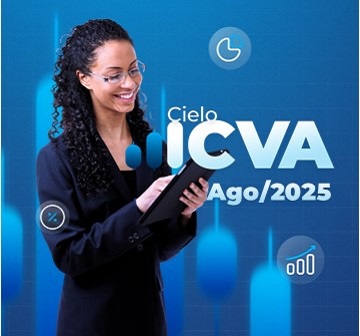 Empreendedora consulta dados do ICVA de agosto em um tablet
