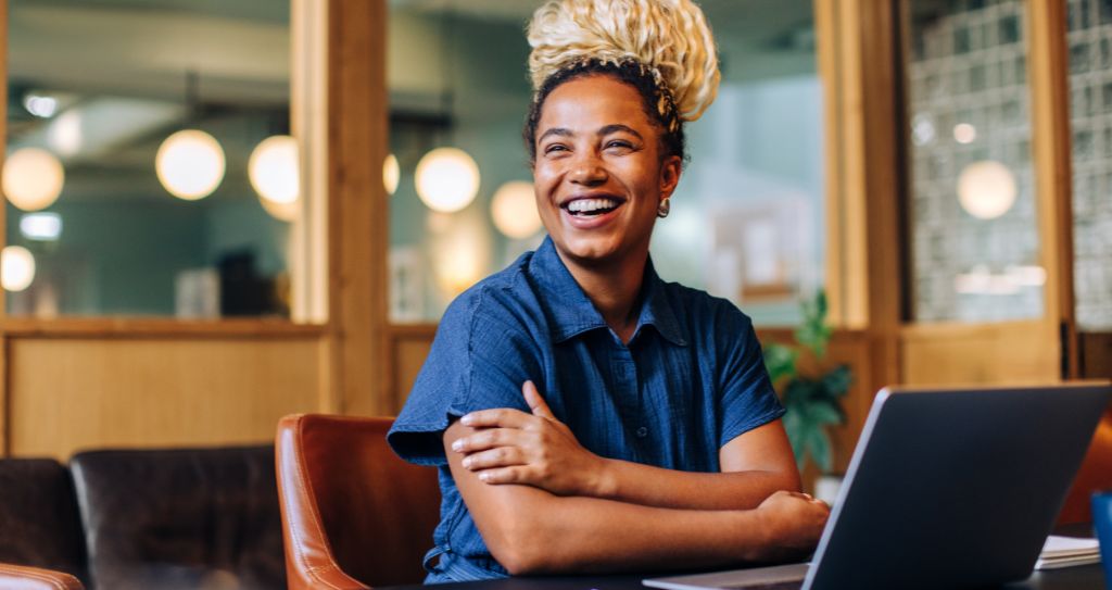 Empreendedora sorridente em ambiente de trabalho representa negócios que usam o Pix no dia a dia e precisam se adaptar às novas regras do Pix.