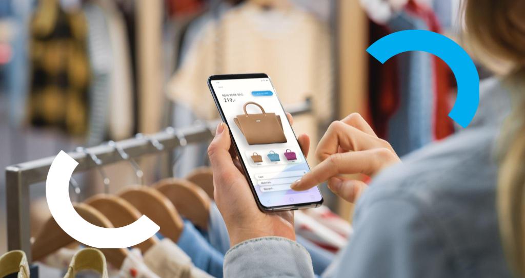 Pessoa utilizando celular para comprar bolsa em loja virtual com prateleira infinita.