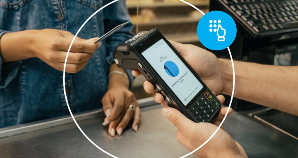 Maquininha de cartão sendo utilizada em pagamento como forma de acessibilidade para cegos.