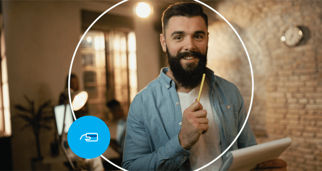 empreendedor recebendo pagamento recorrente no seu negócio.