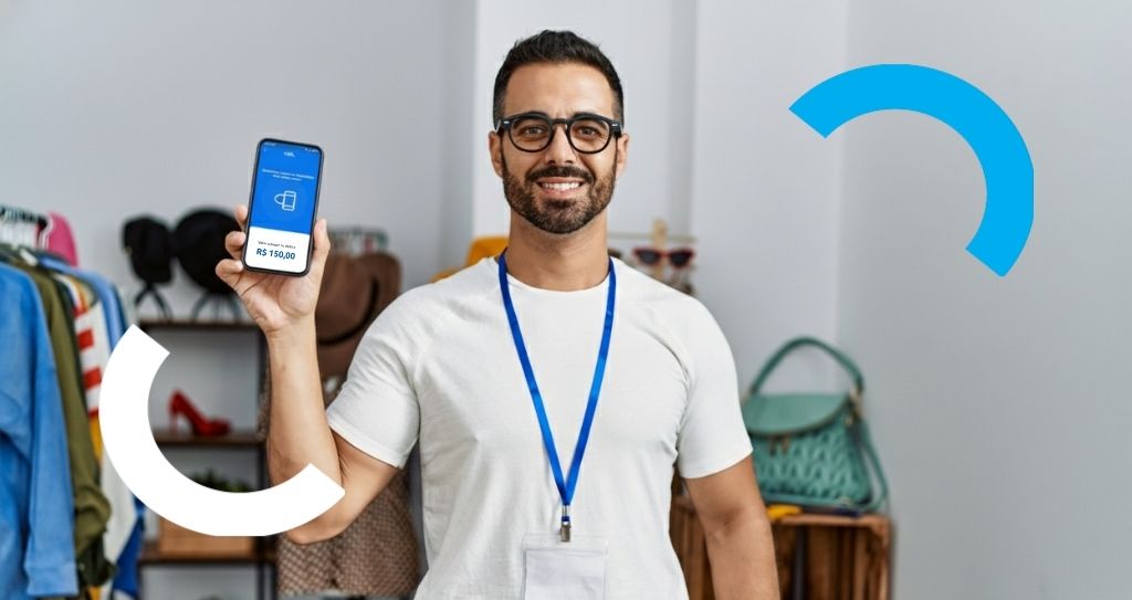 Homem sorridente segurando celular e representando pagamentos digitais para empresas.