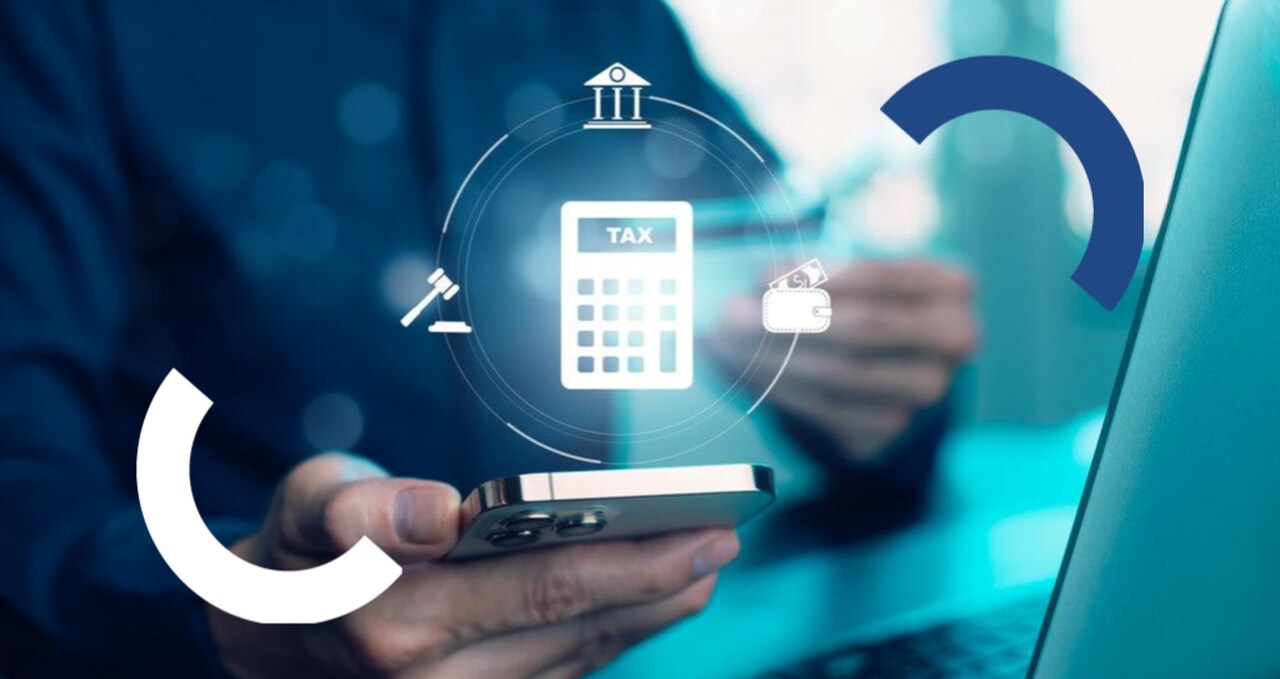 Pessoa segurando celular com ícone de calculadora e taxas flutuando acima, indicando mudanças fiscais com a reforma tributária 2025.