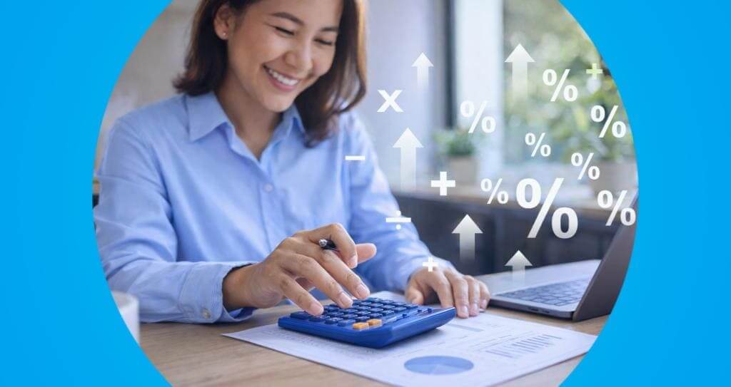 Empreendedora sorridente realizando contas em calculadora após aumentar o lucro da empresa com estratégias financeiras e operacionais.