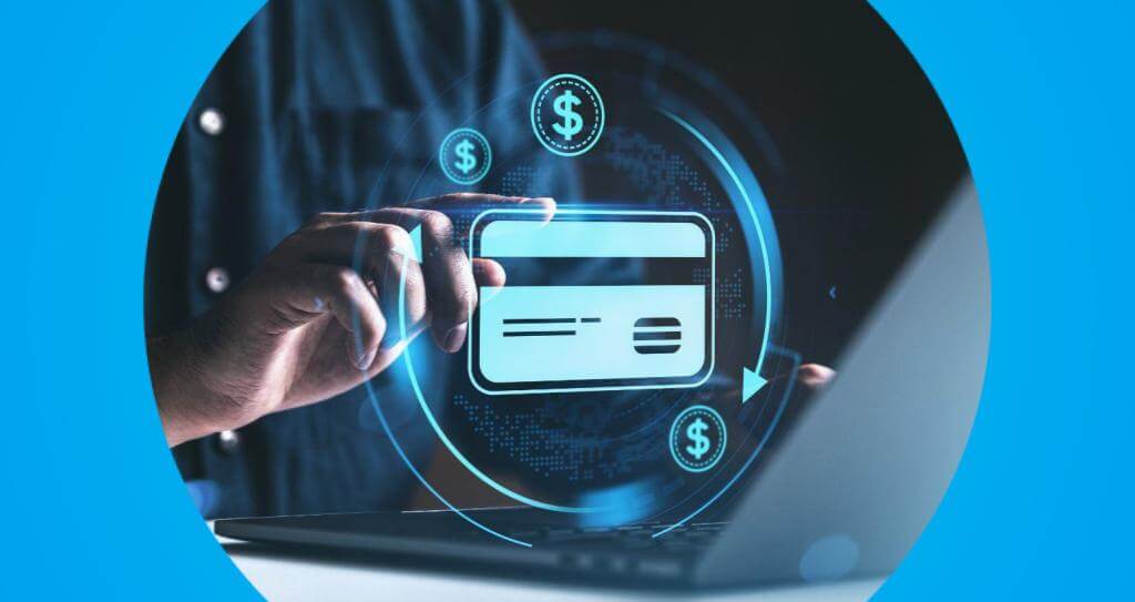 Mão masculina utilizando computador portátil e apontando para ícone digital de cartão de crédito, representando recebimento por cartão de crédito online.