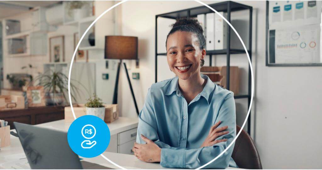 Empreendedora sorridente de braços cruzados em sala de escritório de negócio em alta.