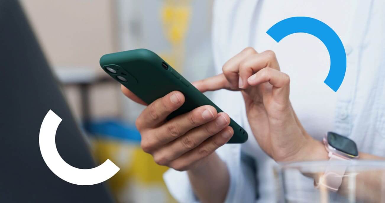 Empreendedora usando smartphone para realizar pagamento via Pix para negócios.