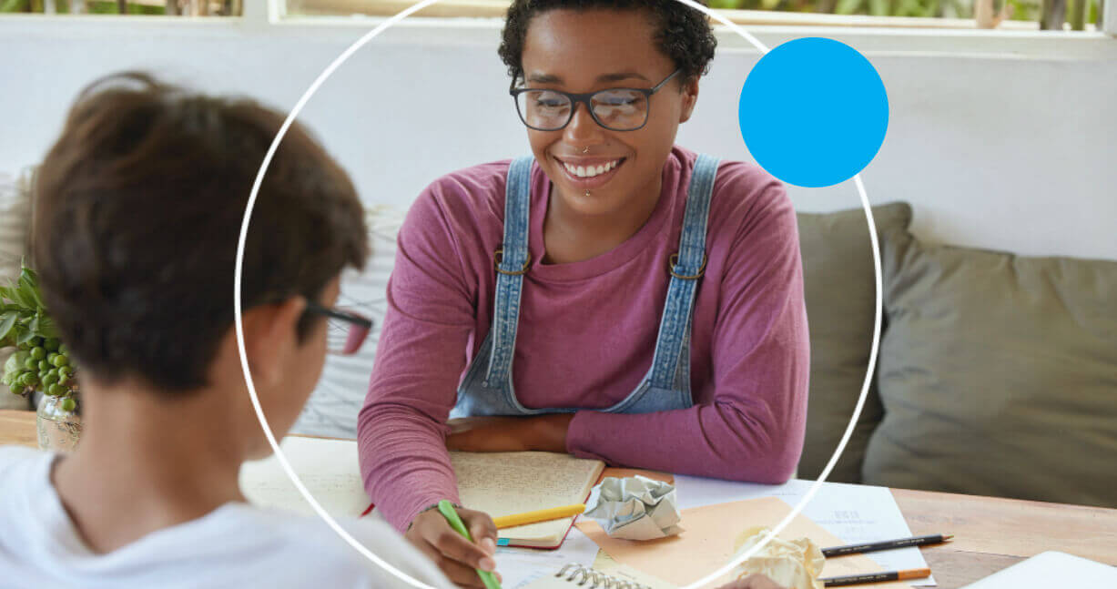 Professora particular em atendimento presencial com aluno, ilustrando formas modernas de cobrança com cartão, Pix e soluções digitais para professores particulares.