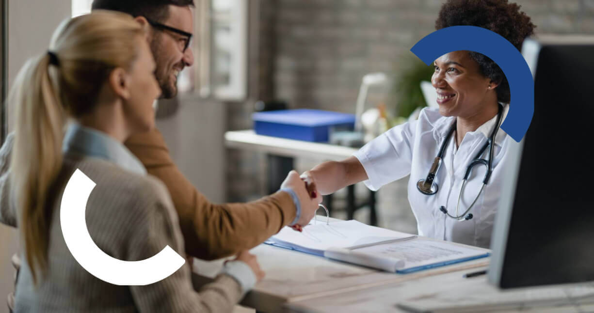 Atendimento em recepção de consultório, representando o uso de maquininha para aceitar cartão, facilitar pagamentos e melhorar a gestão financeira em clínicas e consultórios médicos.