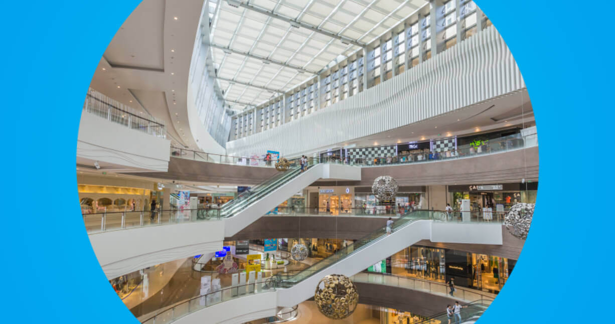 Ambiente de varejo moderno com fluxo de consumidores, representando o uso de maquininha com PDV integrado, NFC e soluções completas de pagamento para aumentar as vendas no varejo em 2026.