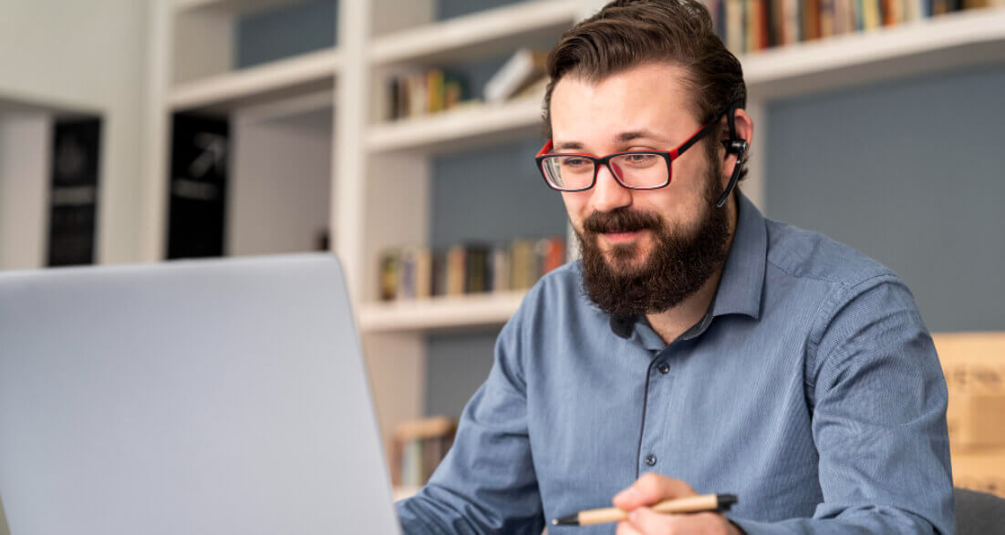 Professor particular em aula online, representando como profissionais autônomos podem aceitar cartão, Pix e link de pagamento pelo celular sem precisar de maquininha.