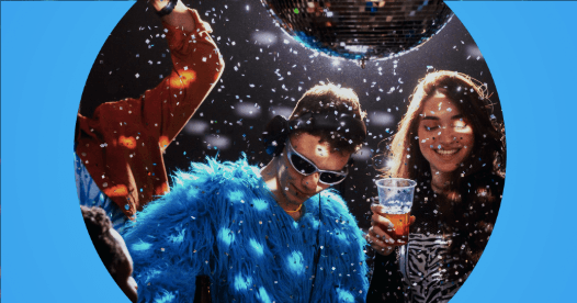 jovens dançando em balada com bola de discoteca e confetes, cena de alta rotatividade noturna.