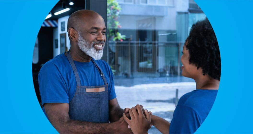Empreendedor oferecendo uma boa experiência para uma cliente.