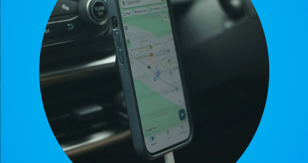 celular fixado no suporte do painel exibindo google maps durante corrida de aplicativo.