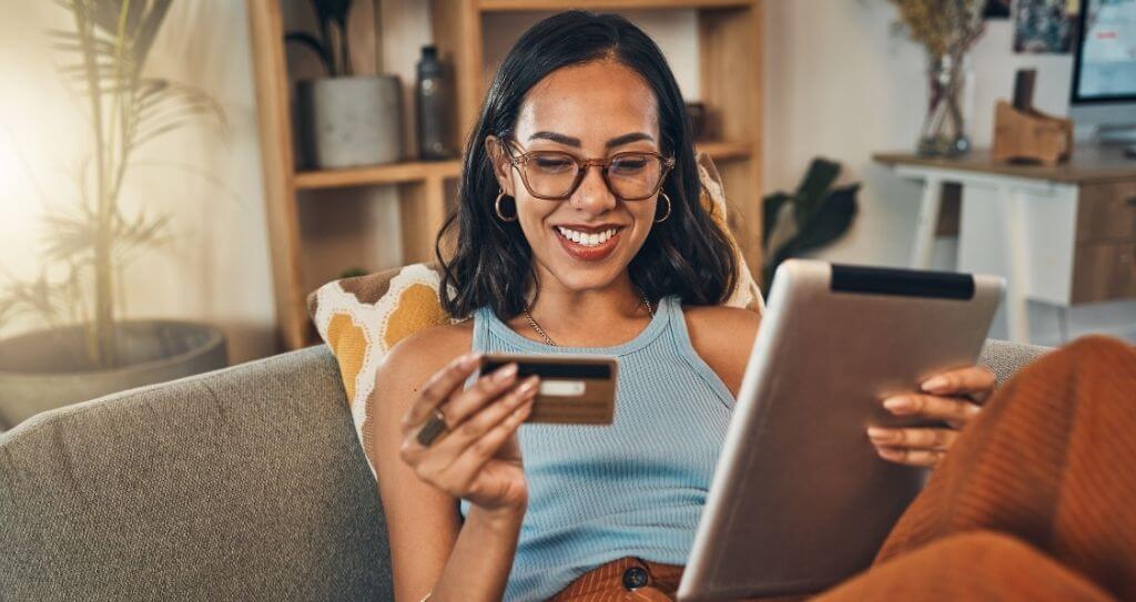 Empreendedora sorrindo realizando a implementação da cobrança recorrente em seu negócio.