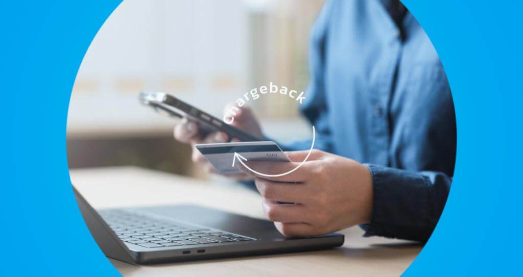 Pessoa conferindo chargeback com cartão de crédito e celular.