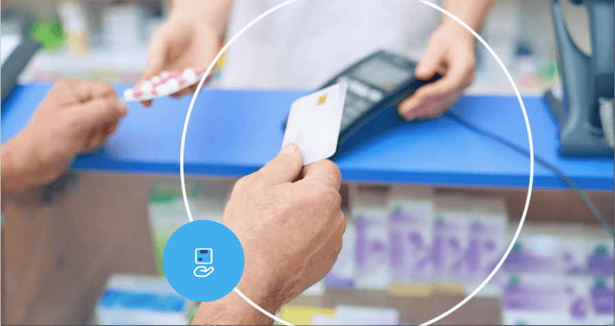 Pessoa apresentando um cartão de crédito ao caixa em uma farmácia.